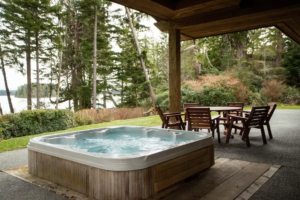 The hot tub at the Clayoquot Calm Vacation Home in Tofino