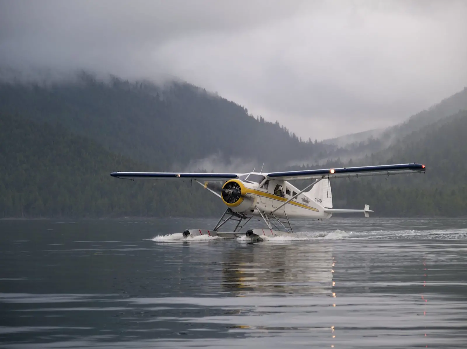 A floatplane landing in Rose Harbour, Haida Gwaii - Photo: Dale Simonson (CC)