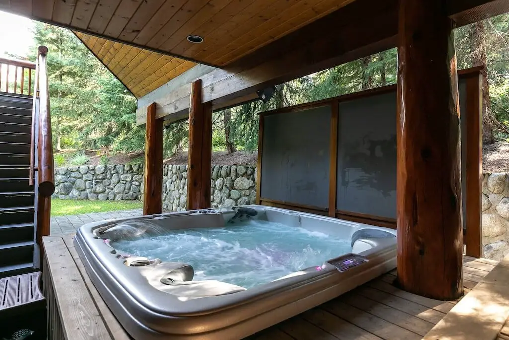 Lorimer Ridge Lodge's outdoor, covered hot tub