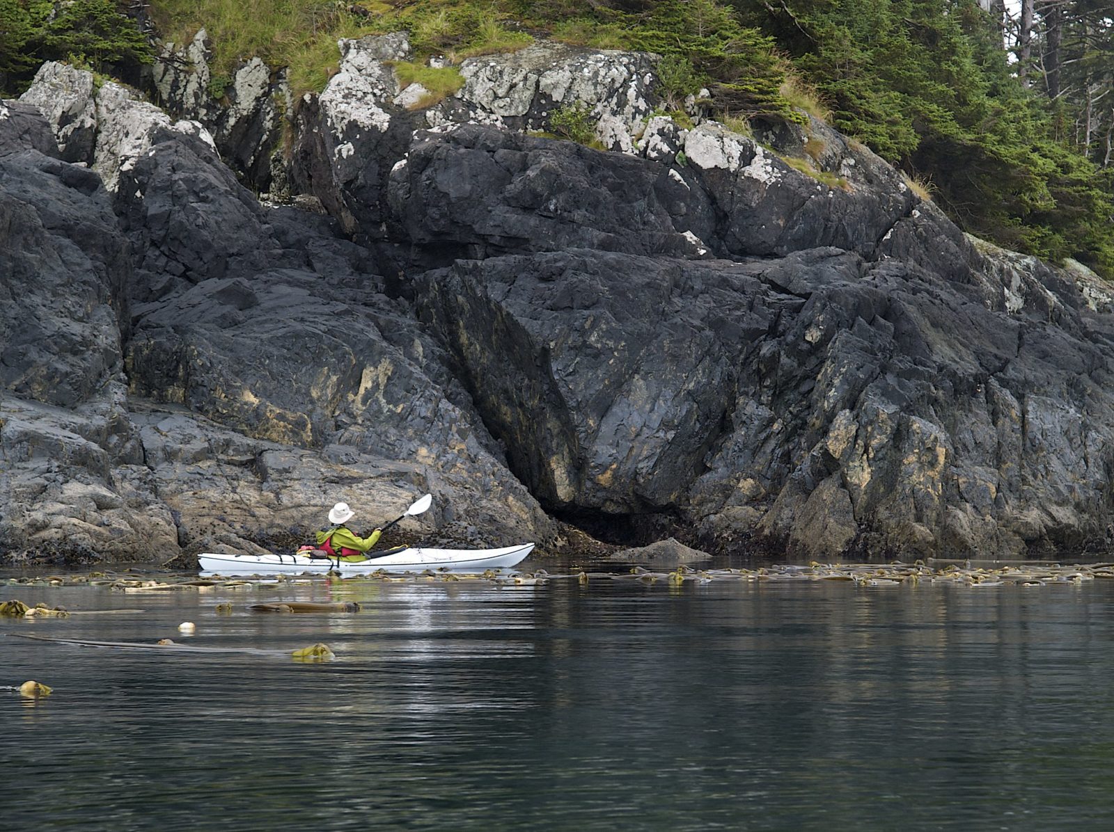 Paddling past the rocky coast of Gwaii Haanas National Park Reserve, Haida Gwaii - Photo: Dale Simonson (CC)