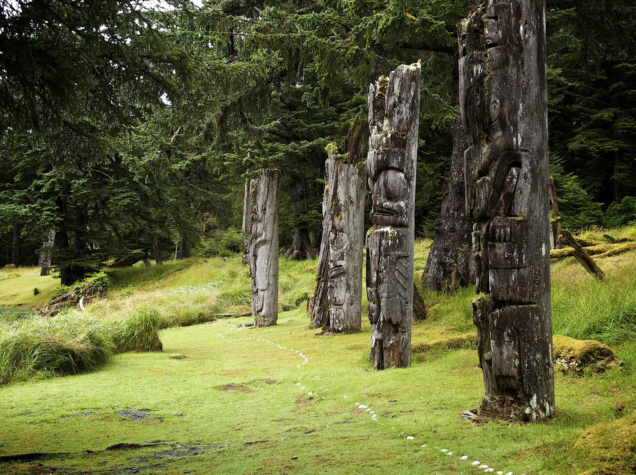Mortuary poles on SGang Gwaay in Gwaii Haanas National Park Reserve, BC - Photo: Dale Simonson | CC BY-SA 2.0