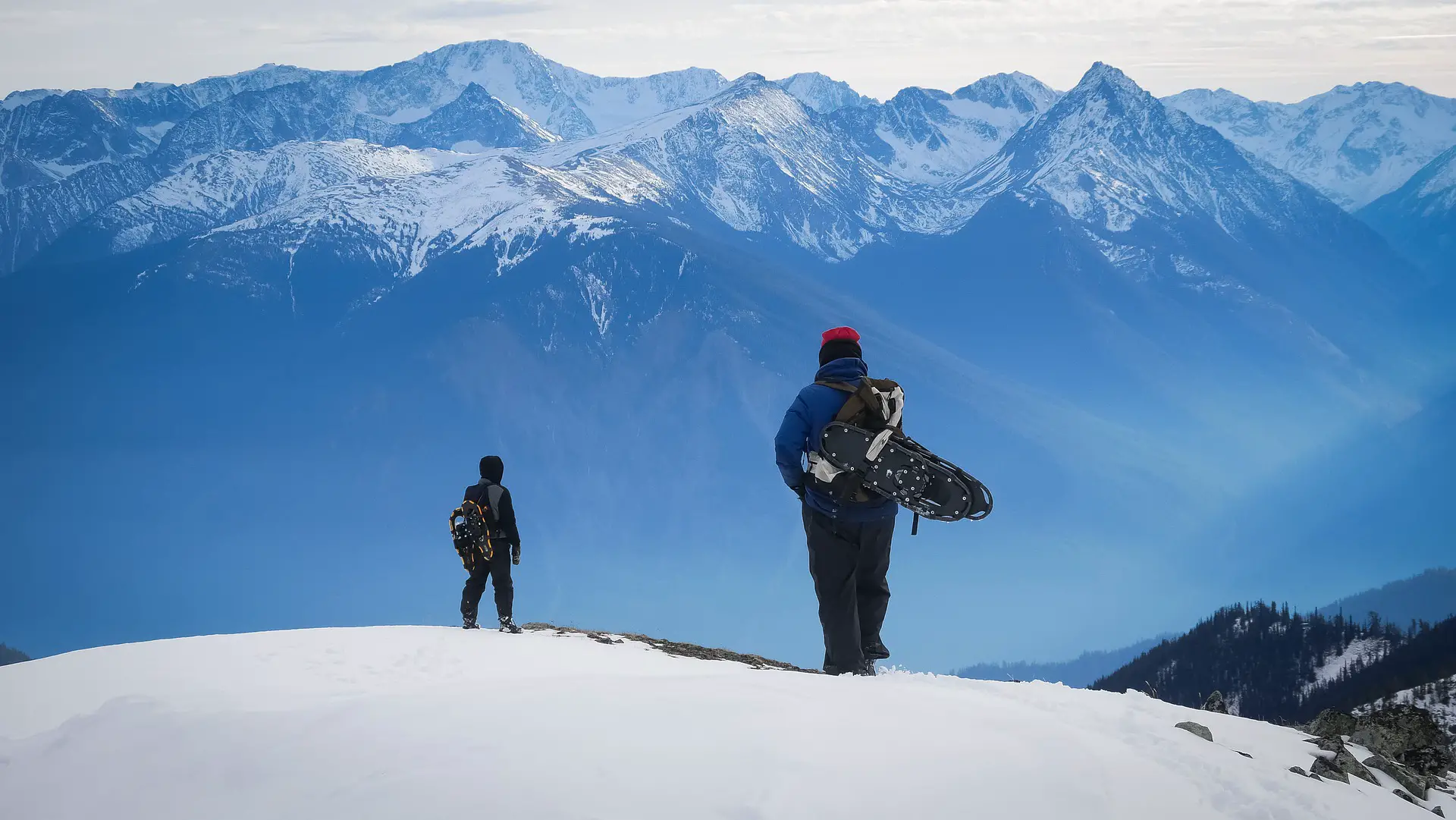 Snowshoeing in the mountains in British Columbia - Photo: Kristin Noack