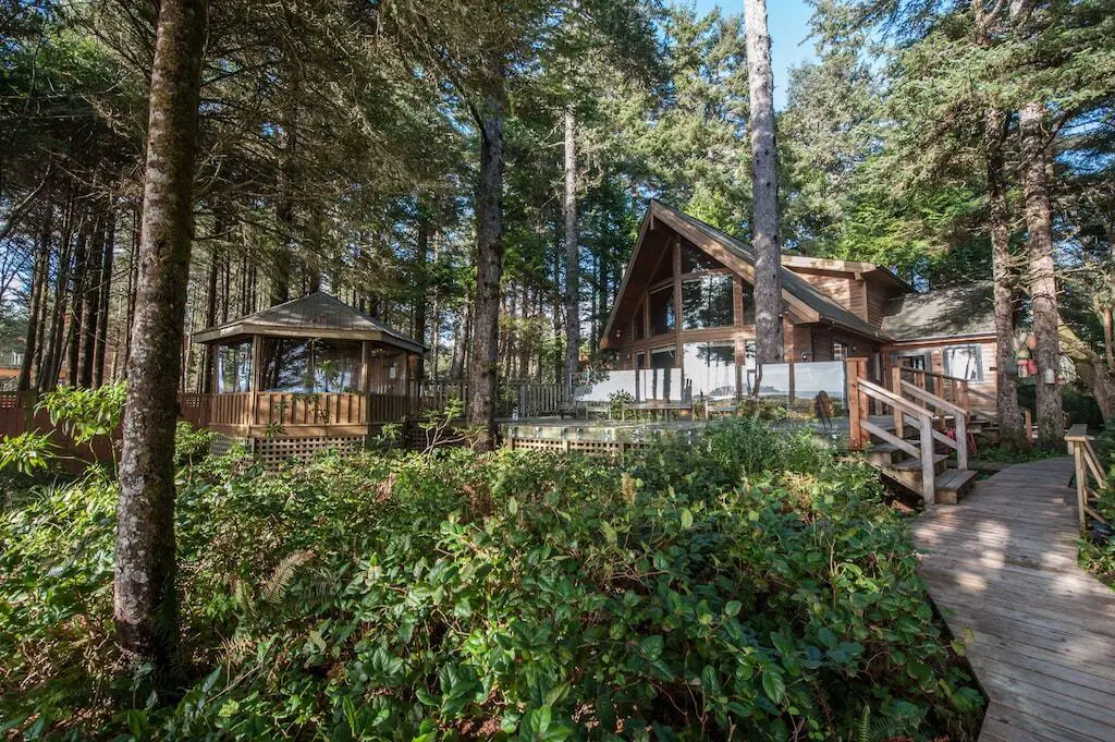 The backyard and hot tub at the Tofino Beach House VRBO