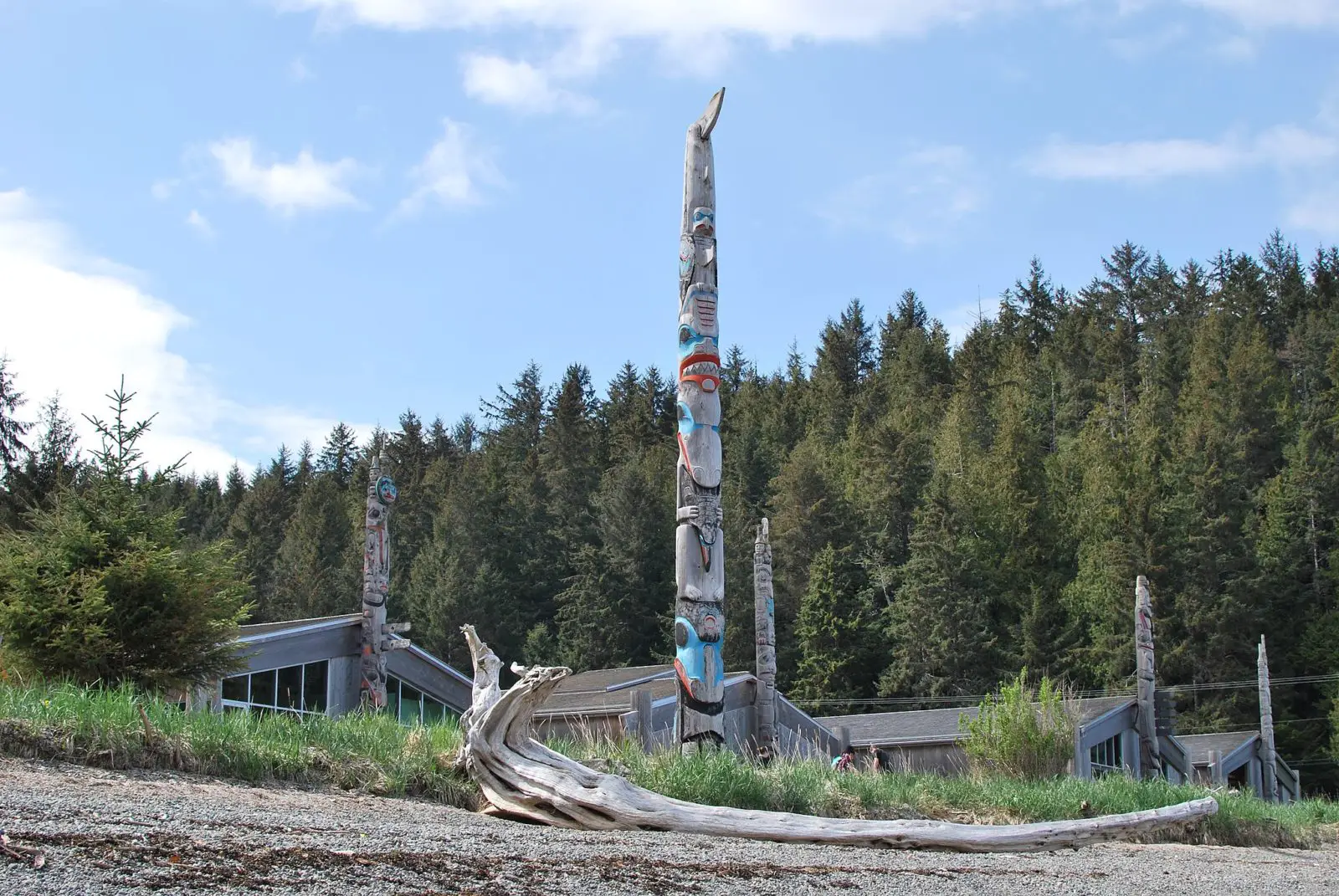 Totem poles in front of the Haida Heritage Centre at Ḵay Llnagaay by Skidegate, Canada - Photo: Karen Neoh (CC)