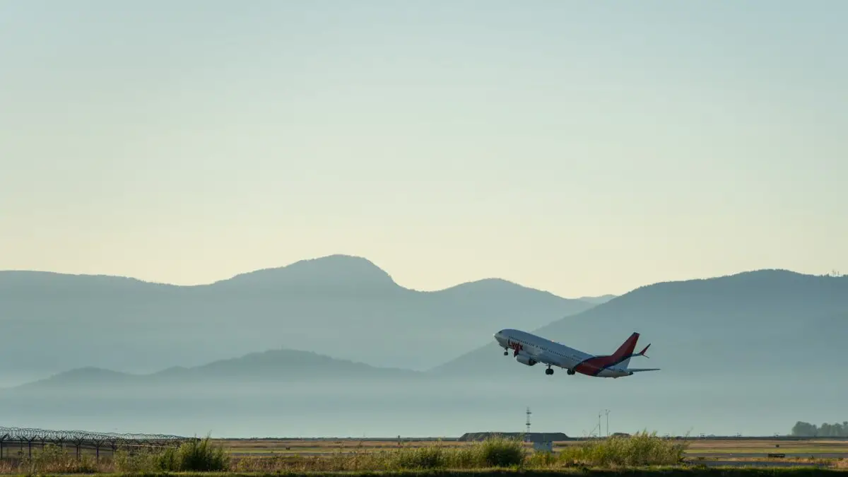 Lynx Air Boeing 737 taking flight at the Vancouver International Airport (YVR) with the mountains in the background