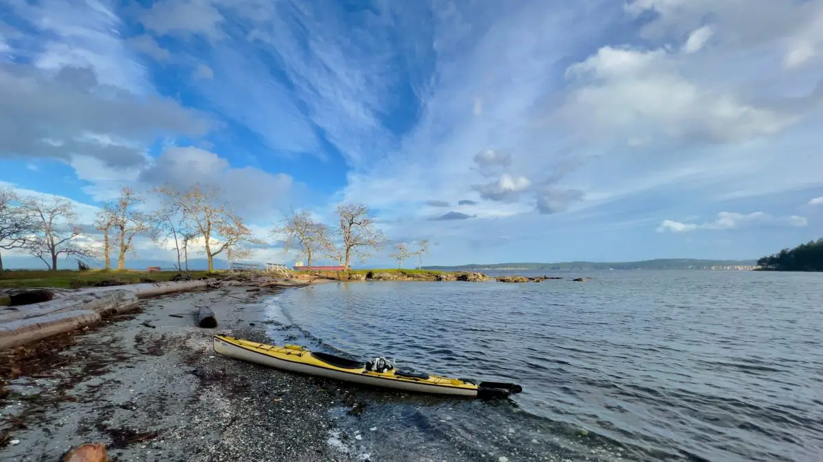 A kayak sitting on the beach at Brownie Bay on Saysutshun (Newcastle Island)