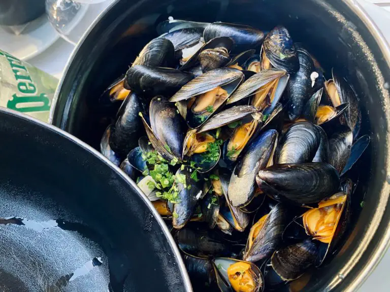 If you learn how to forage mussels, you can make delicious meals like this one!