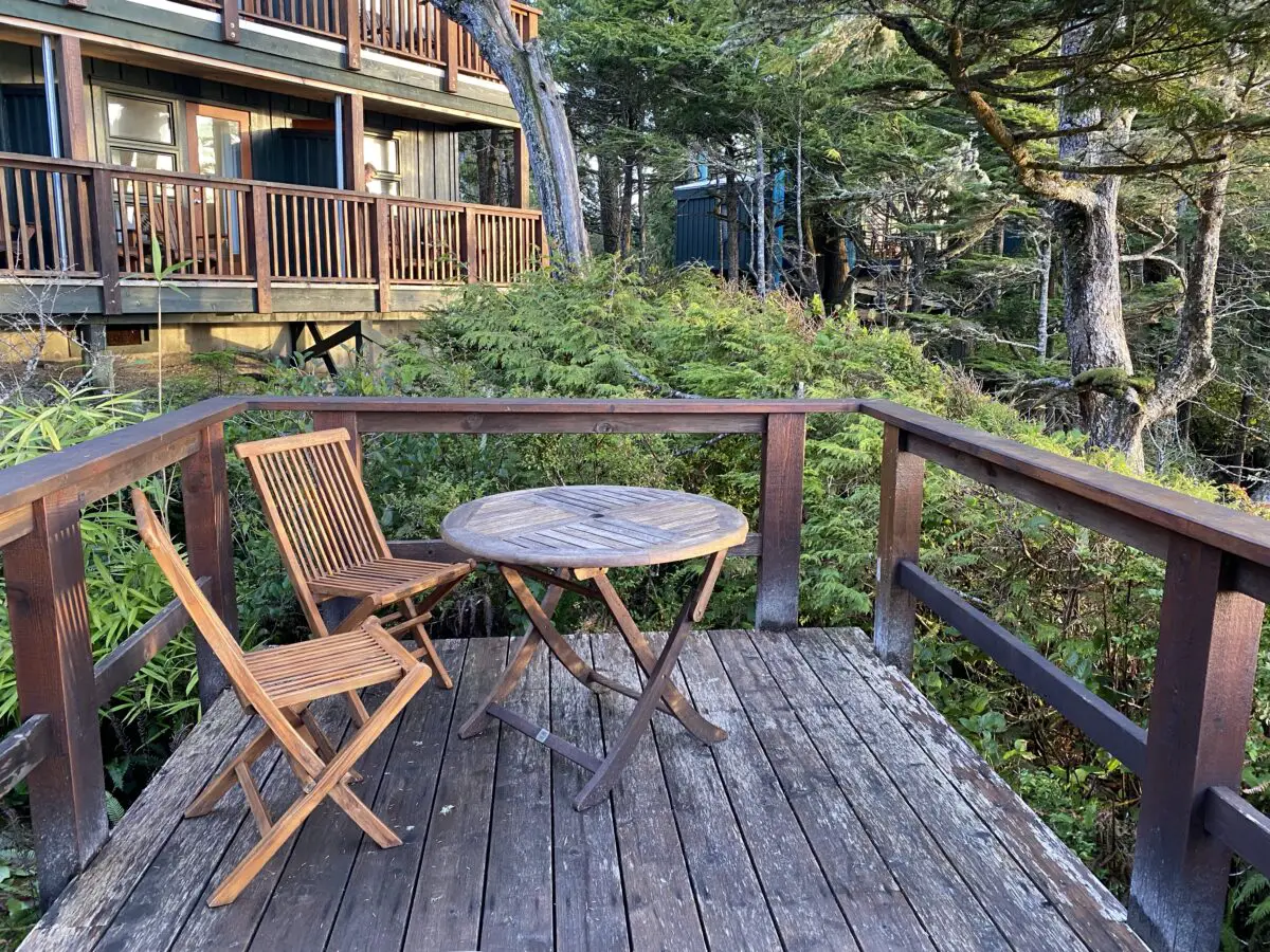 One of the outdoor sitting areas at Middle Beach Lodge