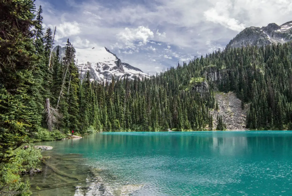 The turquoise lake in Joffre Lake Provincial Park, surrounded by mountains