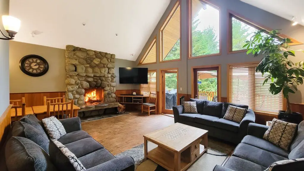 The living room in Lorimer Ridge Lodge in Whistler, BC