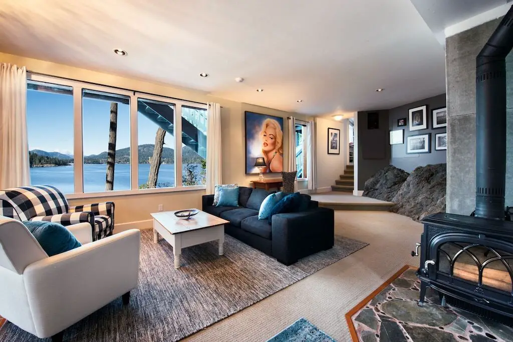 The living room of the Luxurious Oceanfront Escape in Sooke, BC