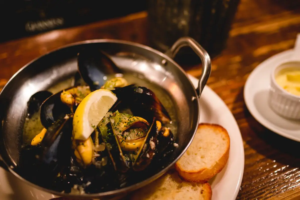 Mussels in butter sauce with bread