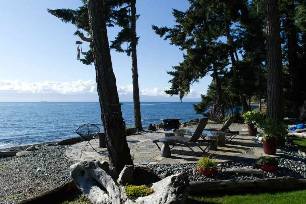 The waterfront patio at the Salish Sunrise Cottage in Sooke, BC