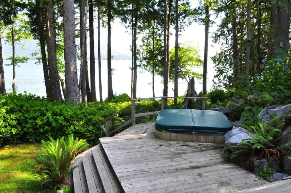 The oceanfront hot tub among the trees at Tofino View House